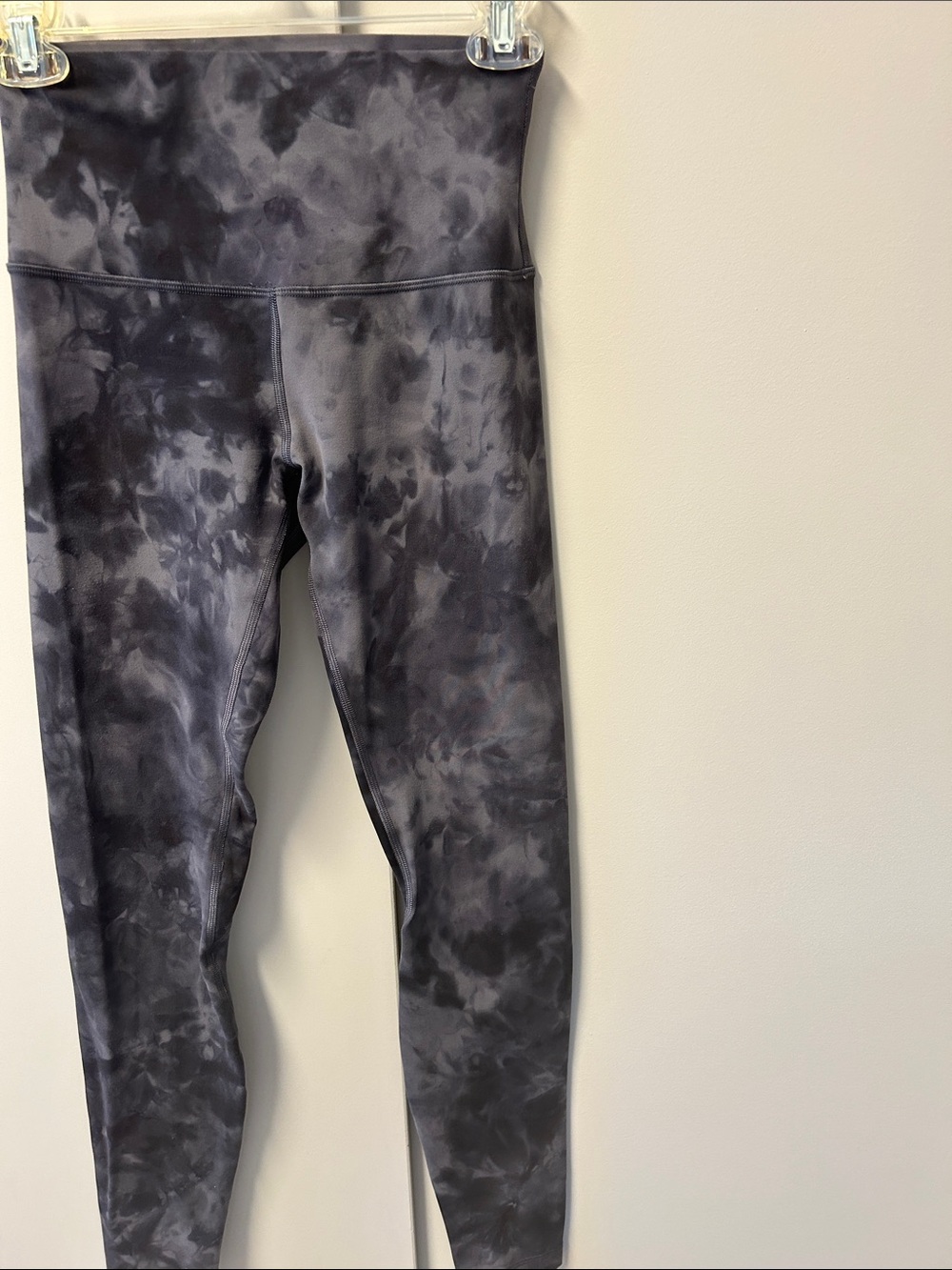 Lululemon women’s legging in Diamond dye pitch grey.